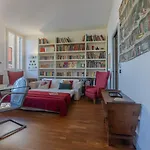 Guesthost - 'la Casa Gialla' Apartment! Φεράρα