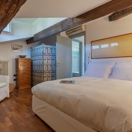 Guesthost - 'la Casa Gialla' Apartment! 페라라