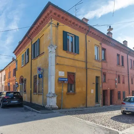 Guesthost - 'la Casa Gialla' Apartment! 페라라