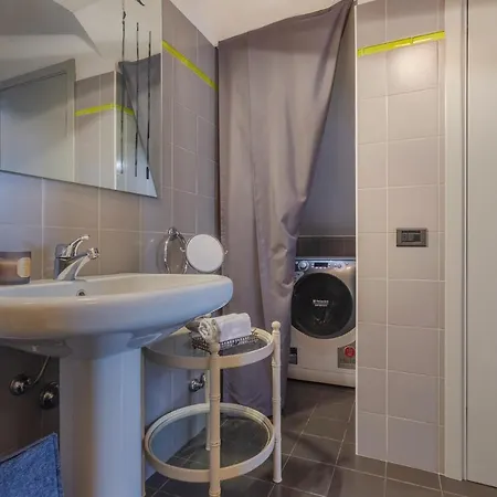 Guesthost - 'la Casa Gialla' Apartment! דירה פררה
