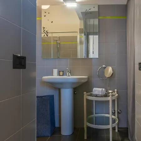 Guesthost - 'la Casa Gialla' Apartment! דירה *