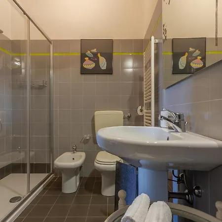 Guesthost - 'la Casa Gialla' Apartment! דירה