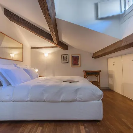 Guesthost - 'la Casa Gialla' Apartment! דירה פררה
