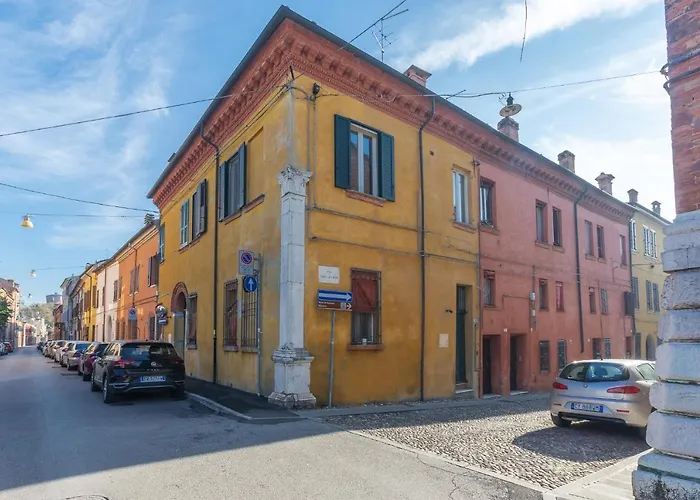 Guesthost - 'la Casa Gialla' Apartment! 페라라